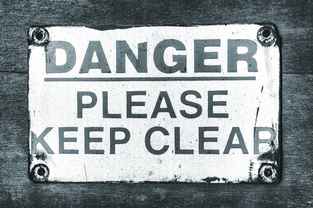 Il cartello in inglese “Danger – please keep clear” per giocare col doppio senso di “clear”: tener libero ed essere chiaro.